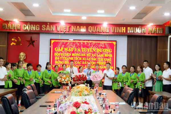 Lãnh đạo Sở Sở Văn hóa, Thể thao và Du lịch; Sở Dân tộc và Tôn giáo tỉnh tặng hoa và quà tuyên dương đội bóng đá nữ xã Lâm Bình. (Ảnh: Kim Thoa)