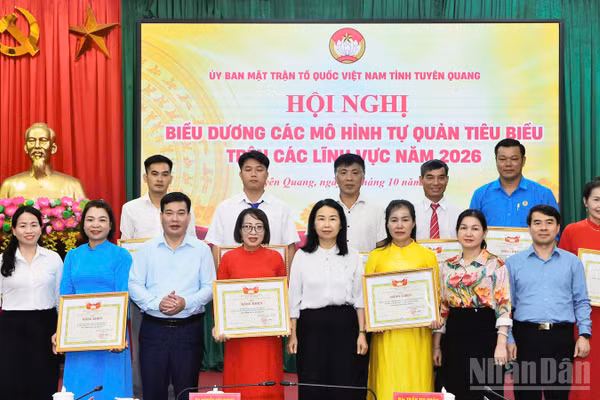 Lãnh đạo Ủy ban Mặt trận Tổ quốc Việt Nam tỉnh Tuyên Quang tặng Bằng khen cho các mô hình tự quản tiêu biểu trên các lĩnh vực năm 2026. (Ảnh: ĐỨC THẮNG)
