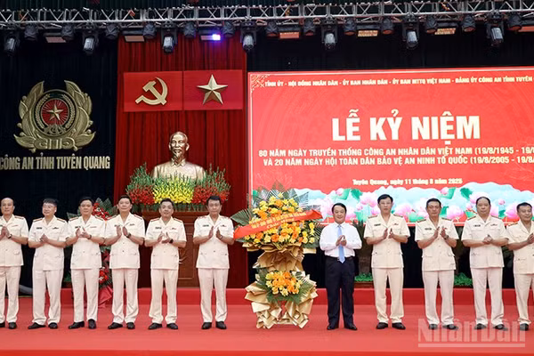 Đồng chí Hầu A Lềnh, Ủy viên Trung ương Đảng, Bí thư Tỉnh ủy Tuyên Quang tặng hoa chúc mừng lãnh đạo Công an tỉnh.