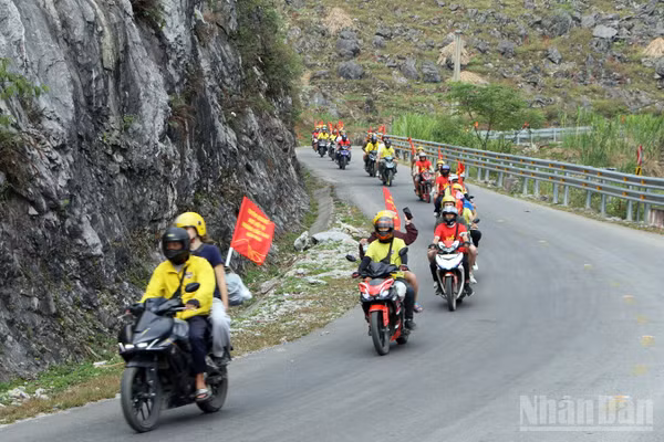 Đoàn Roadshow gồm 100 xe mô-tô, xe máy xuất phát từ Quảng trường Thanh niên xã Đồng Văn, bắt đầu hành trình trải nghiệm an toàn qua đèo Mã Pì Lèng đến xã Mèo Vạc. (Ảnh: KHÁNH TOÀN)
