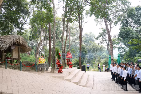 Đoàn công tác của Ban Tổ chức Trung ương cùng lãnh đạo tỉnh Tuyên Quang dâng hương tại Lán Nà Nưa. (Ảnh: ĐỨC THẮNG)