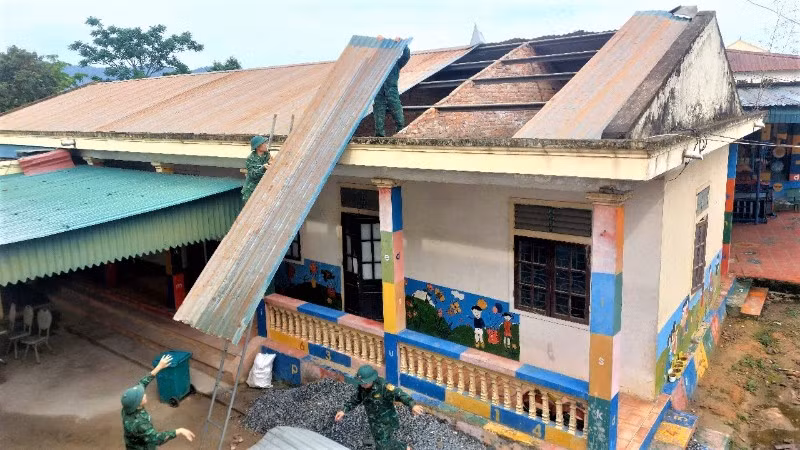 Cán bộ, chiến sĩ Đồn Biên phòng Keng Đu, Ban Chỉ huy Bộ đội Biên phòng tỉnh Nghệ An hỗ trợ trường mầm non khắc phục hậu quả thiên tai.