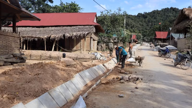 Xây dựng đường giao thông ở bản Búng, xã biên giới Môn Sơn, tỉnh Nghệ An.