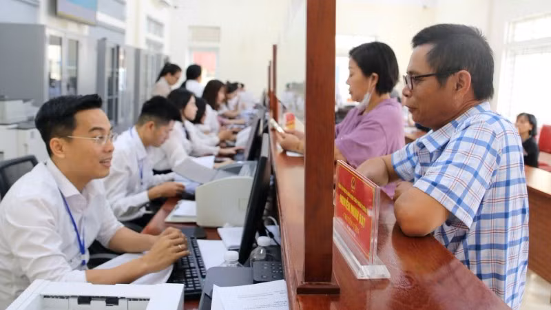 Người dân, doanh nghiệp đến giải quyết thủ tục hành chính tại Trung tâm phục vụ hành chính công phường Trường Vinh, Nghệ An.