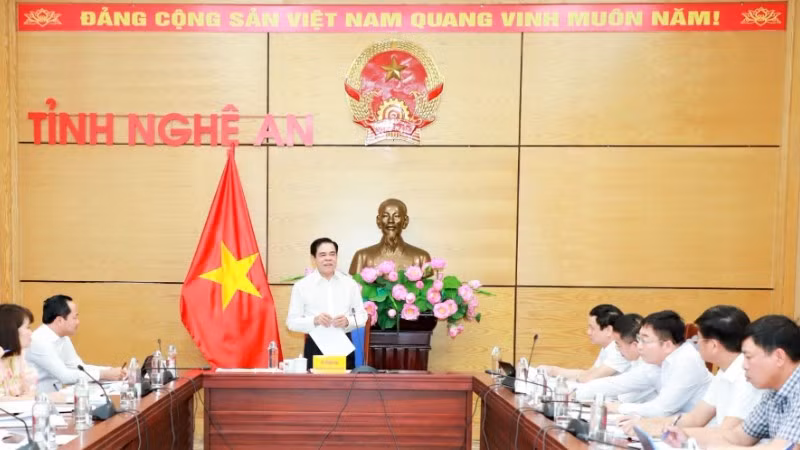 Ông Võ Trọng Hải, Chủ tịch Ủy ban nhân dân tỉnh Nghệ An phát biểu tại cuộc họp. 