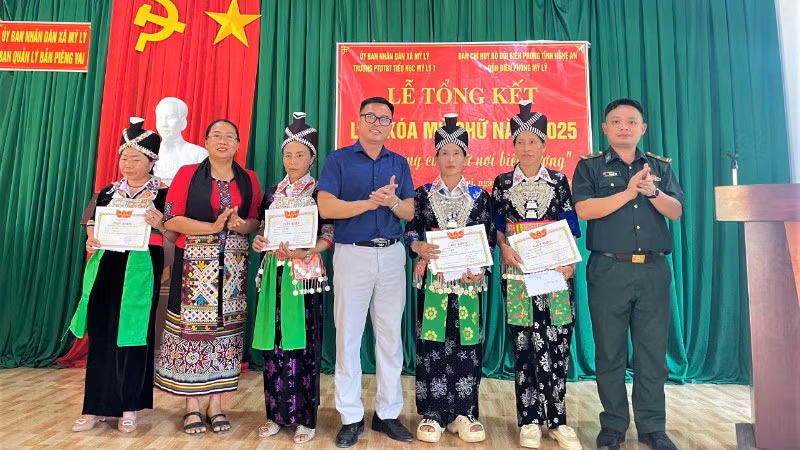 Các học viên xuất sắc được trao tặng giấy khen tại lễ tổng kết.