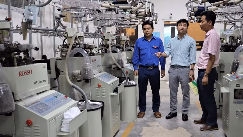 Xưởng sản xuất tất chân xuất khẩu của anh Nguyễn Thanh Bình (sinh năm 1992) ở xã Nghĩa Lộc, Nghệ An.