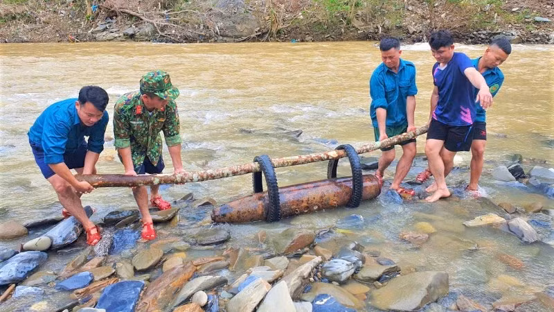 Quả bom có đường kính 30cm, dài 140cm, nặng khoảng 250kg. (Ảnh: TRỌNG KIÊN)