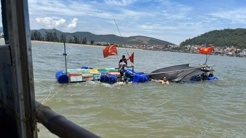 Tàu cá của ngư dân bị sóng đánh chìm.