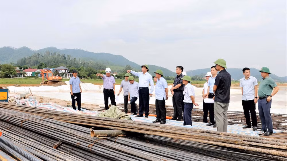 Chủ tịch Ủy ban nhân dân tỉnh Nghệ An Võ Trọng Hải kiểm tra hiện trường tiến độ thực hiện Dự án vào chiều 16/9. (Ảnh: PQ)