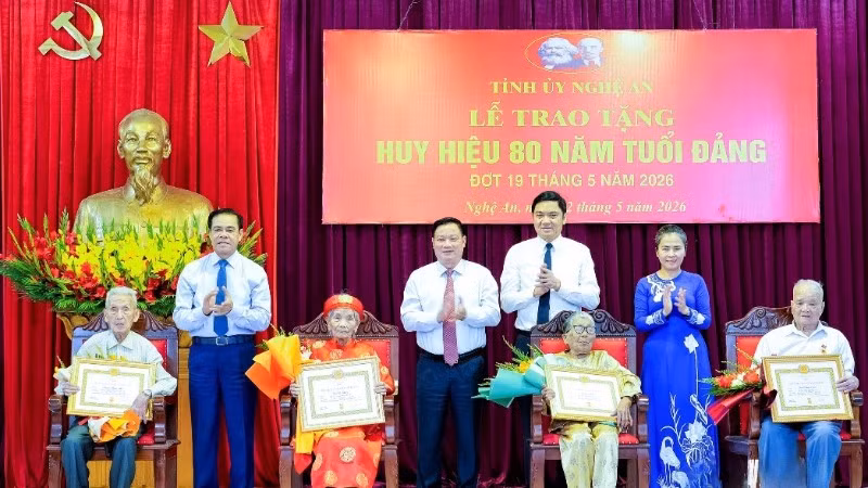 Các đồng chí trong Thường trực Tỉnh ủy Nghệ An trao Huy hiệu 80 năm tuổi Đảng và tặng hoa chúc mừng các đảng viên. (Ảnh: PHẠM BẰNG)