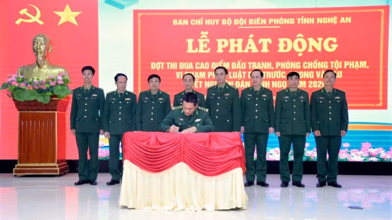 Đại diện các đơn vị ký giao ước thực hiện tốt các nội dung, chỉ tiêu đợt thi đua.