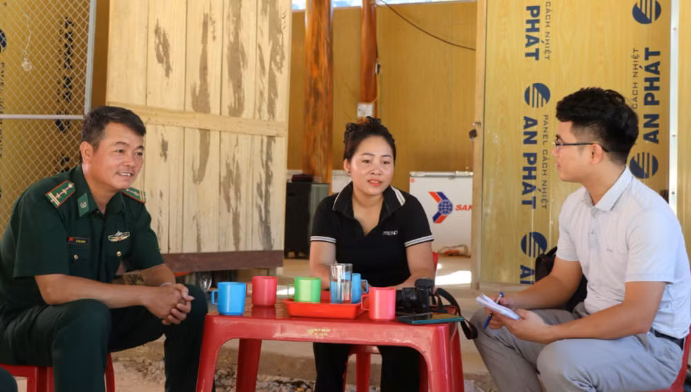 Đảng viên La Thị Pìa chia sẻ với phóng viên Báo Nhân Dân. (Ảnh: HL)