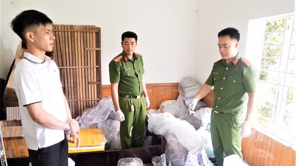 Lực lượng công an khám xét khu vực đối tượng Nguyễn Tiến Phi tàng trữ thuốc nổ. (Ảnh: Công an Nghệ An)
