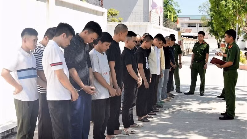 Các đối tượng trong băng nhóm lừa đảo bị bắt giữ. (Ảnh: Công an Nghệ An)