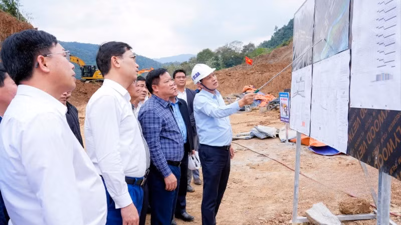 Đồng chí Nguyễn Khắc Thận, Ủy viên Trung ương Đảng, Bí thư Tỉnh ủy Nghệ An kiểm tra tiến độ thi công Trường phổ thông nội trú liên cấp tại xã Tam Thái.
