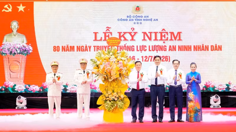 Thường trực Tỉnh ủy Nghệ An tặng hoa chúc mừng Công an Nghệ An nhân kỷ niệm 80 năm Ngày truyền thống lực lượng An ninh nhân dân.