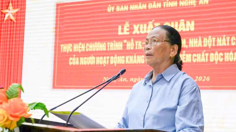 Bà Nguyễn Thị Hòa đại diện đối tượng được hỗ trợ thuộc xã Hưng Nguyên bày tỏ sự xúc động khi nhận được sự quan tâm, hỗ trợ quý báu.