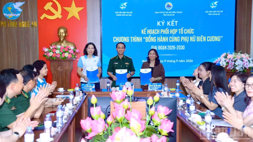 Các đơn vị ký kết biên bản phối hợp thực hiện chương trình. (Ảnh: TRUNG HIẾU)