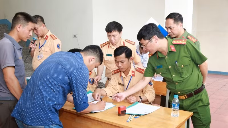 Đại tá Trần Ngọc Tuấn, Phó Giám đốc Công an tỉnh Nghệ An kiểm tra công tác sát hạch, cấp giấy phép lái xe.