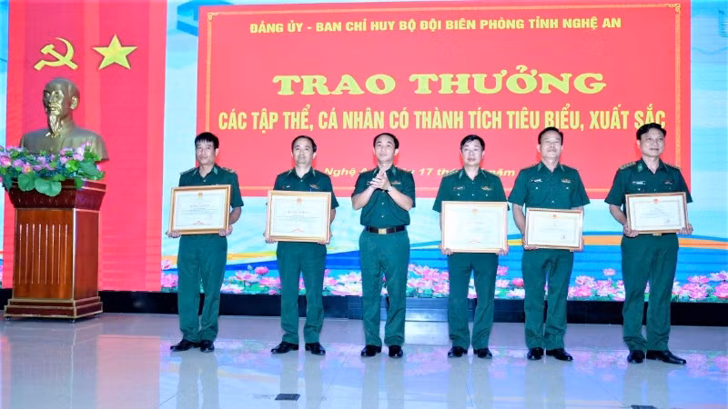Các tập thể, cá nhân Bộ đội Biên phòng tỉnh Nghệ An có thành tích xuất sắc được trao thưởng.