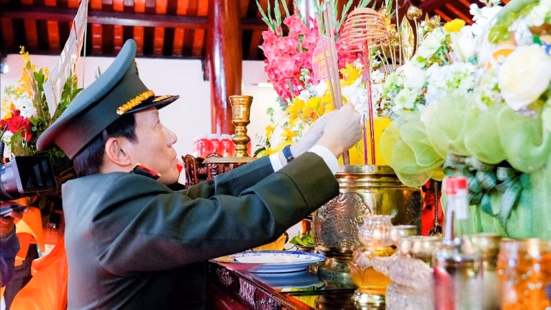 Đại tướng Lương Tam Quang, Ủy viên Bộ Chính trị, Bộ trưởng Công an, dâng hương tưởng niệm cố Bộ trưởng Trần Quốc Hoàn. 