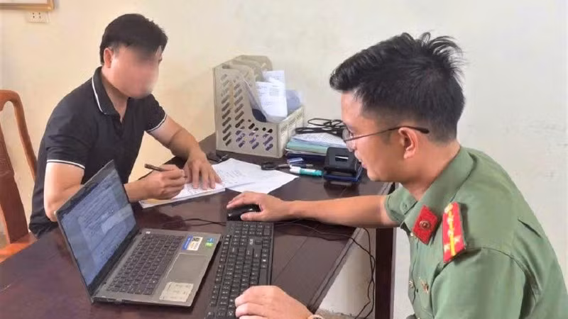 Lực lượng chức năng làm việc với anh N.S.L. (Ảnh: Công an Nghệ An)