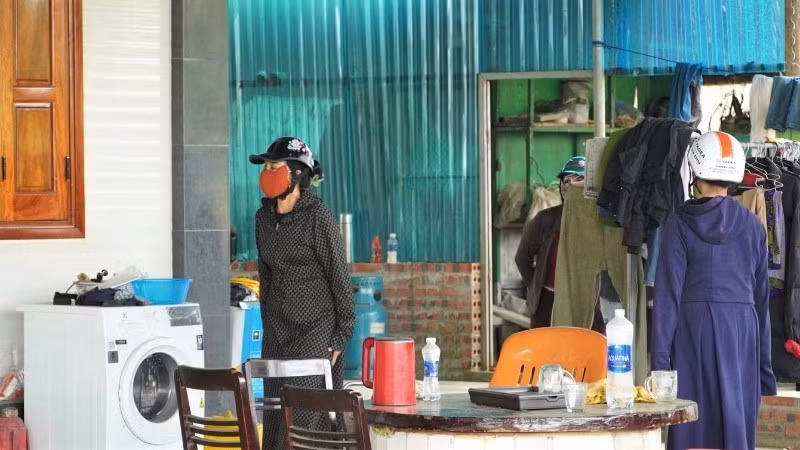 Hàng chục người dân liên tục tìm đến nhà chị H.T.Q. (36 tuổi), người đứng ra tổ chức nhiều dây phường hụi, để đòi tiền đã góp. (Ảnh: CTV)