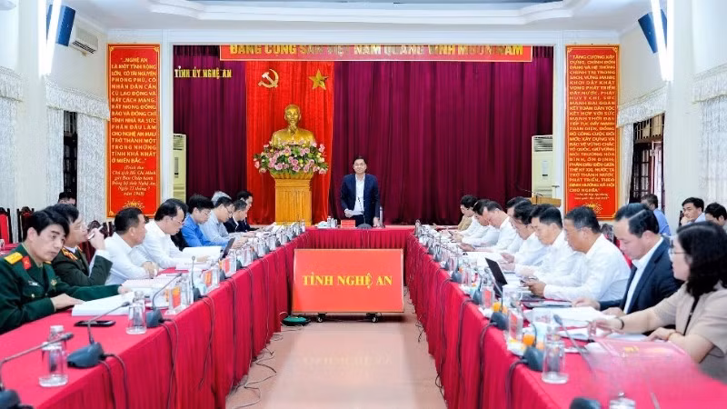 Hội nghị kiểm điểm, đánh giá, xếp loại tập thể, cá nhân Ban Thường vụ Tỉnh ủy Nghệ An năm 2025. (Ảnh: PHẠM BẰNG)