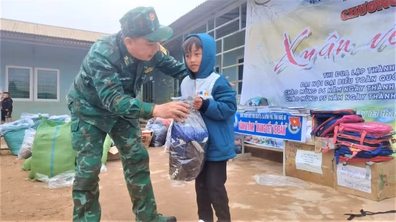 Trao tặng áo ấm cho học sinh Trường tiểu học Tri Lễ 2 (điểm bản Huồi Mới). (Ảnh: LÊ THẠCH)