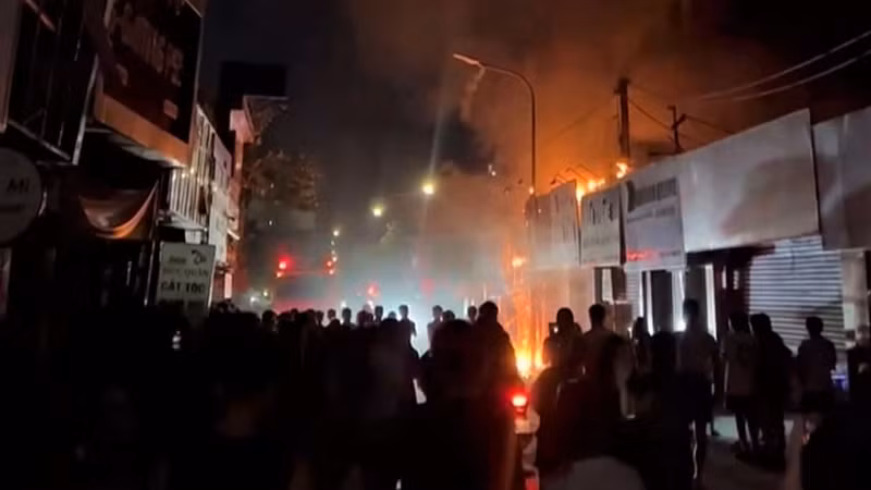 Vụ hỏa hoạn xảy ra ở khu vực tập trung nhiều cửa hàng bán quần áo. (Ảnh: NGA SÂM)