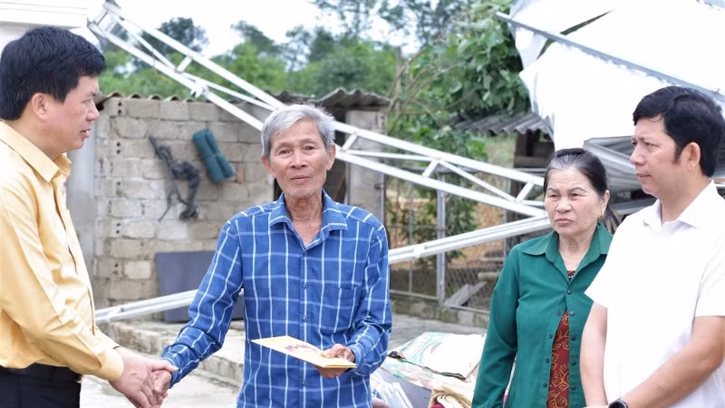 Đại diện lãnh đạo Ủy ban Mặt trận Tổ quốc Việt Nam tỉnh Nghệ An động viên, trao hỗ trợ cho hộ dân bị thiệt hại về nhà ở trên địa bàn xã Quỳ Hợp.