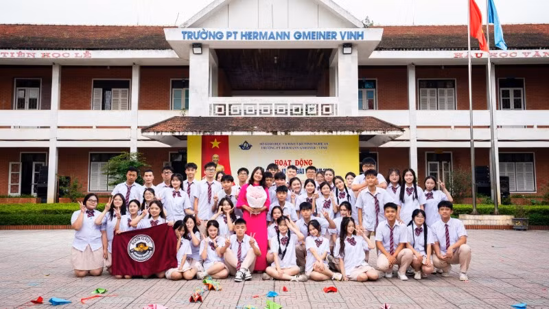 Giáo viên và học sinh Trường phổ thông Hermann Gmeiner Vinh.