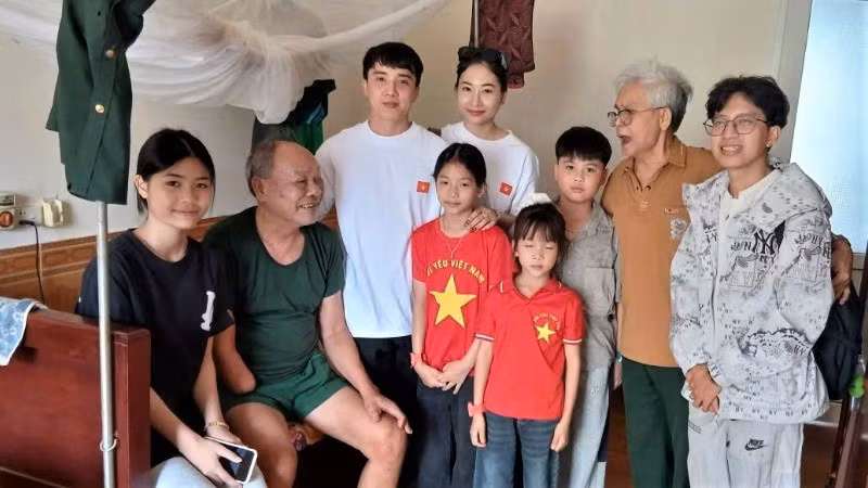 Các tập thể, người thân đến thăm các thương binh, bệnh binh tại Trung tâm Điều dưỡng thương binh Nghệ An.