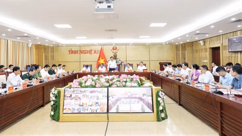 Hội nghị kết nối từ điểm cầu trung tâm tại trụ sở Ủy ban nhân dân tỉnh Nghệ An đến các điểm cầu tại 130 Ủy ban nhân dân xã, phường trên toàn tỉnh.