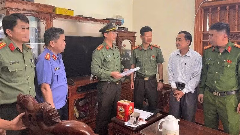 Tống đạt Quyết định khởi tố và Lệnh bắt bị can để tạm giam đối với đối tượng Nguyễn Duy Niệm. (Ảnh: Công an Nghệ An)