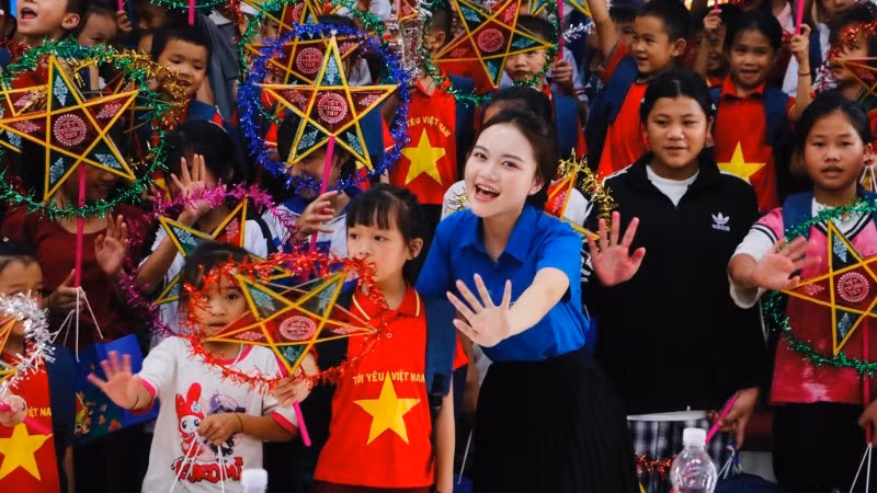 Ca sĩ Hà Quỳnh Như đồng hành cùng chương trình trao quà và đem đến những tiết mục văn nghệ sôi động, ấm áp tới các em nhỏ. (Ảnh: TỈNH ĐOÀN NGHỆ AN)