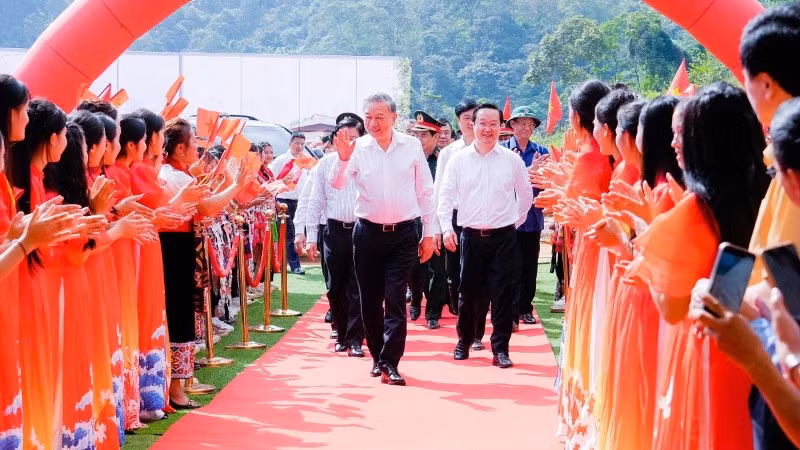Tổng Bí thư Tô Lâm cùng các đồng chí lãnh đạo Đảng, Nhà nước, bộ, ngành Trung ương, tỉnh Nghệ An dự Lễ khởi công xây dựng Trường phổ thông nội trú liên cấp tiểu học và trung học cơ sở Na Ngoi.