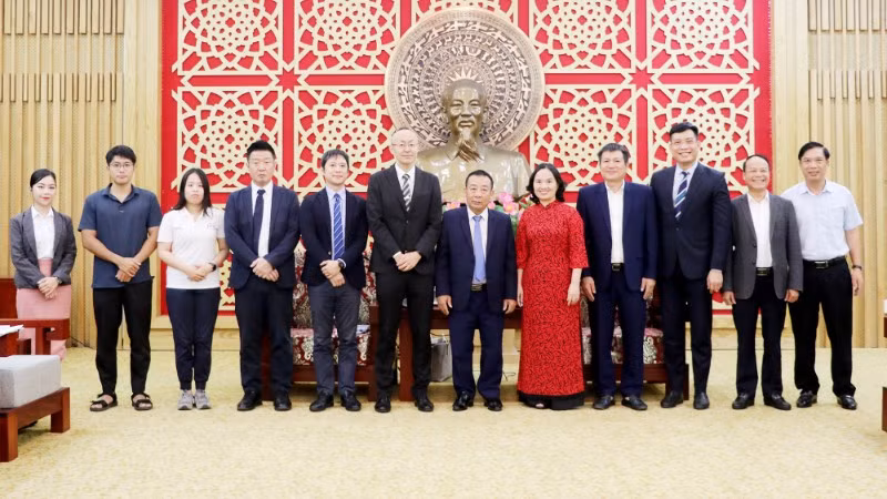 Lãnh đạo tỉnh Nghệ An chụp hình lưu niệm cùng Đoàn công tác Văn phòng JICA Việt Nam. (Ảnh: PHAN QUỲNH)