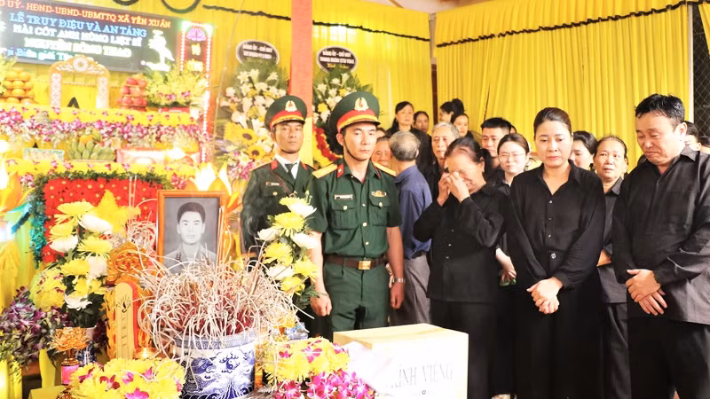 Bà Hồ Thị Hoài Thu (sinh năm 1953) vợ liệt sĩ, Anh hùng Lực lượng vũ trang nhân dân Nguyễn Sông Thao và con trai và con dâu tại lễ truy điệu.