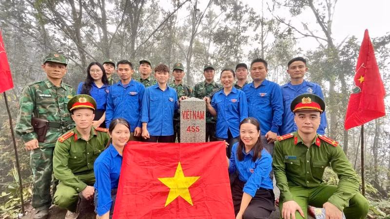 Cán bộ, chiến sĩ Đồn Biên phòng Ngọc Lâm, đoàn viên thanh niên các xã: Sơn Lâm, Hạnh Lâm và Trại giam số 6 (Cục C10, Bộ Công an) chụp ảnh lưu niệm tại cột mốc 455. 