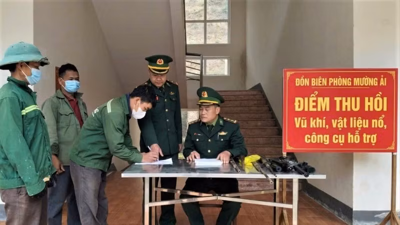 Người dân tự nguyện giao nộp vũ khí tự chế, vật liệu nổ cho Đồn Biên phòng Mường Ải. (Ảnh: HẢI THƯỢNG)