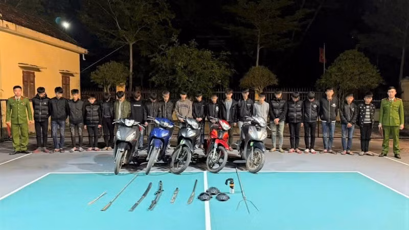 Công an xã Minh Châu (Nghệ An) bắt giữ nhóm thanh, thiếu niên mang theo hung khí, bình xịt hơi cay rượt đuổi, đánh nhau trên đường. (Ảnh: CÔNG AN NGHỆ AN)