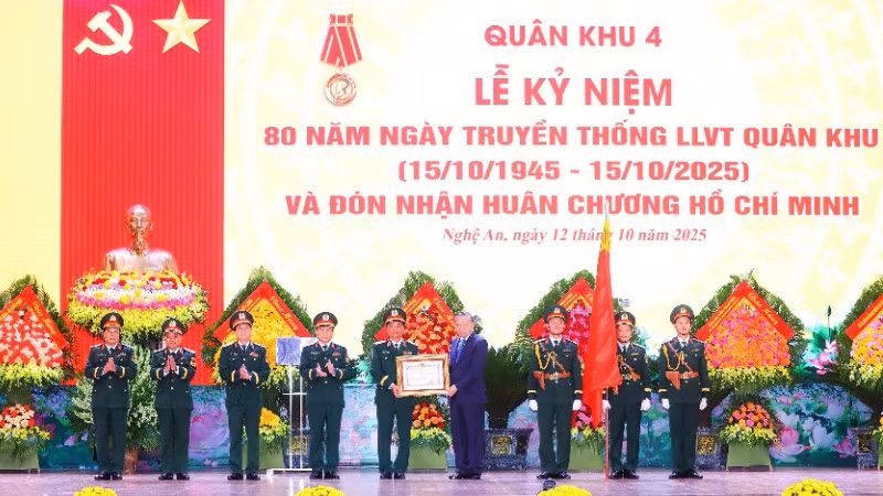 Tổng Bí thư Tô Lâm trao tặng Huân chương Hồ Chí Minh cho Quân khu 4.