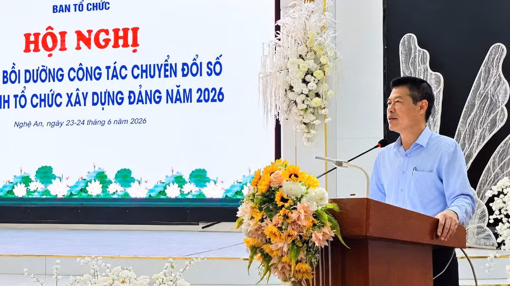 Đồng chí Lê Trường Giang, Phó Trưởng Ban Tổ chức Tỉnh ủy Nghệ An phát biểu tại Hội nghị tập huấn, bồi dưỡng công tác chuyển đổi số. (Ảnh: KL)