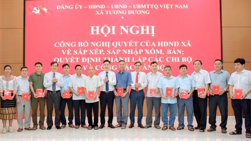 Xã Tương Dương, tỉnh Nghệ An công bố quyết định thành lập các Chi bộ và trao quyết định cán bộ xóm, bản sau sắp xếp.