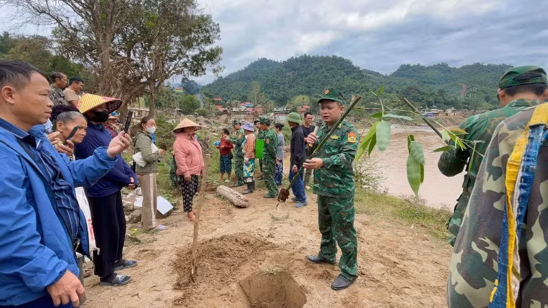 Cán bộ, chiến sĩ Đồn Biên phòng Mỹ Lý chia sẻ về giống tre tứ quý cũng như đặc điểm để người dân trồng, chăm sóc.