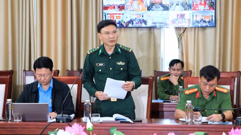 Đại diện Ban Chỉ huy Bộ đội Biên phòng tỉnh Nghệ An phát biểu tham luận tại hội nghị. 