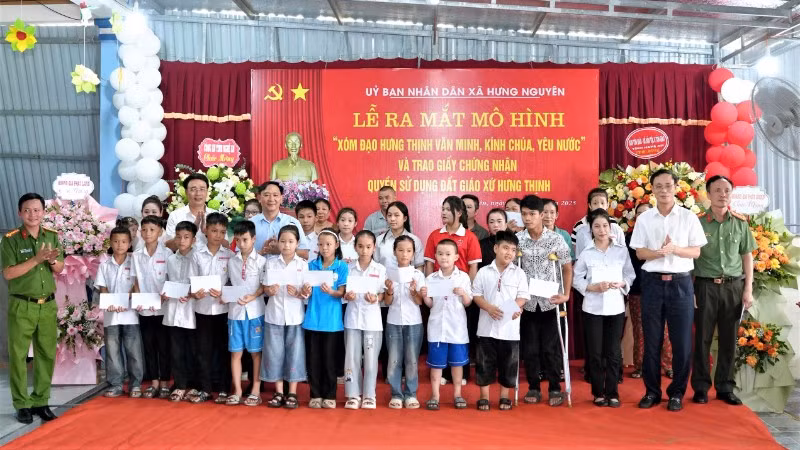 Các cơ quan đoàn thể và doanh nghiệp tài trợ trao nhiều phần quà cho các hộ gia đình và học sinh trên địa bàn có hoàn cảnh khó khăn vươn lên học giỏi.