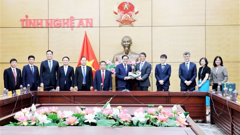 Lãnh đạo tỉnh Nghệ An tặng quà lưu niệm đoàn công tác. (Ảnh: PHAN QUỲNH)